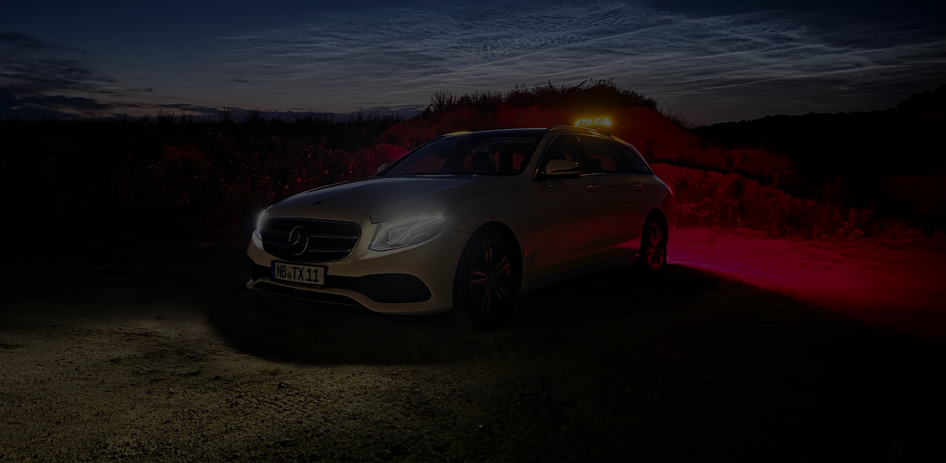 Taxi des Taxiunternehmens Sämann Fahrzeug des Taxiunternehmens Sämann in der Abenddämmerung mit eingeschaltetem Licht.